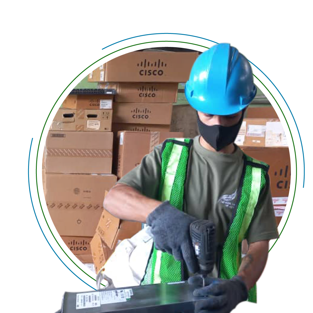 Trabajador desarmando